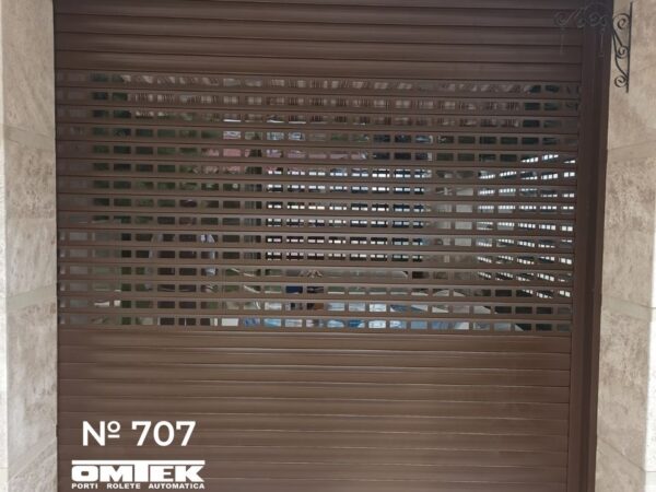 Porți automate tip ROLETE, culoare CAFENIE, profil 77 Alutech în mun. Chișinău. În porți sunt montate 15 lamele de vizualizare.